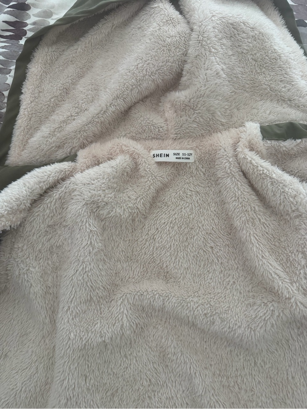 SHEIN Plush Sherpa Throw Blanket in Light Beige with Olive Trim